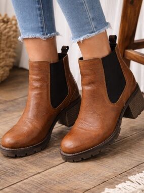 Boutique Brown Leather Chelsea Boots Chunky Heel Lug Sole Made In Portugal Size8